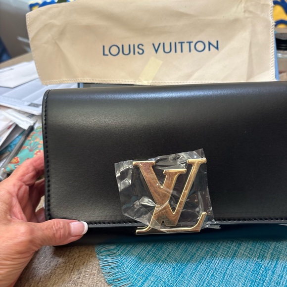 Luxurious Black Shoulder Bag with Gold Chain by Louis Vuitton - Picture 3 of 4